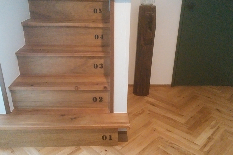 杉無垢材の階段